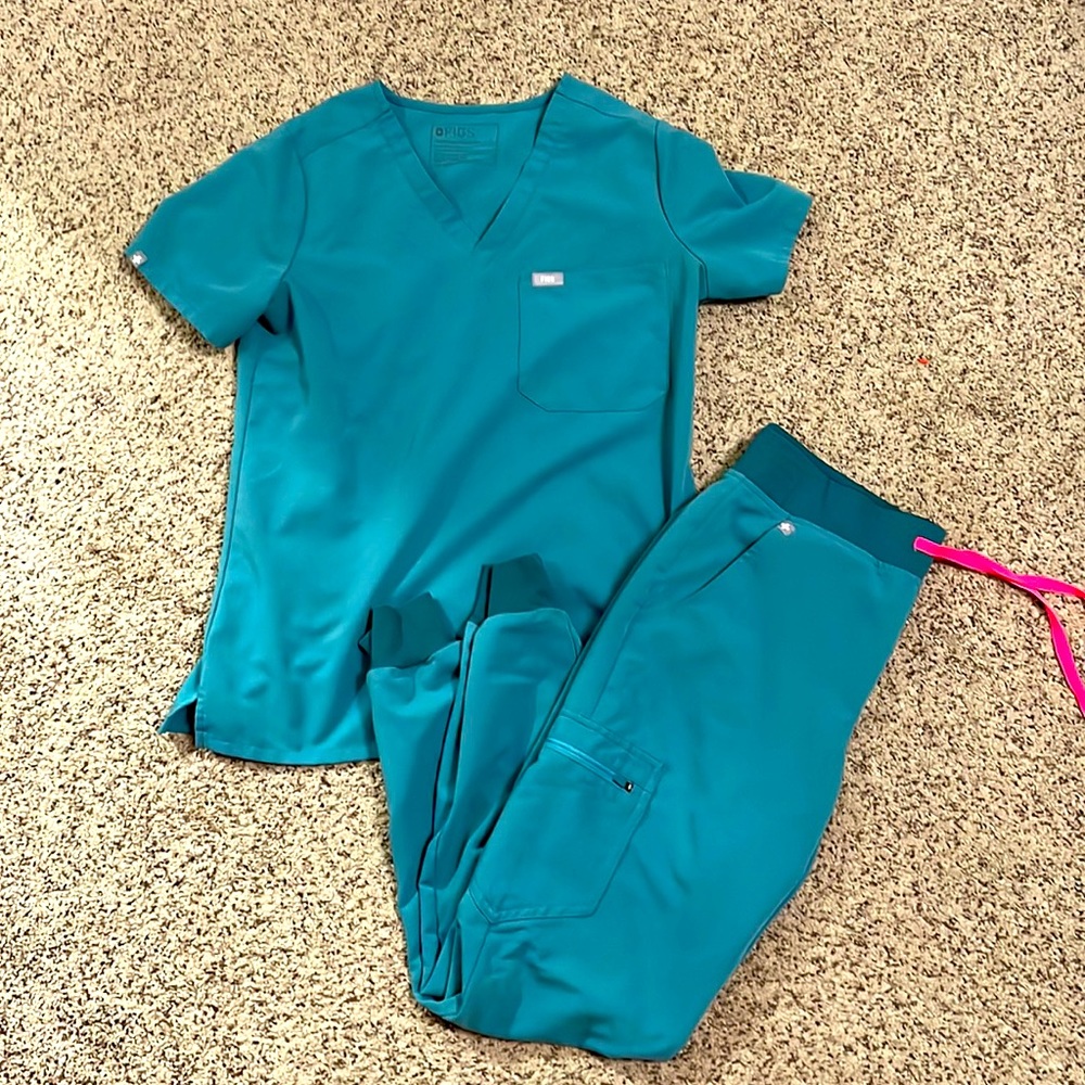 Figs hydrogreen color. Womens small. Zamora bottoms. Great condition.